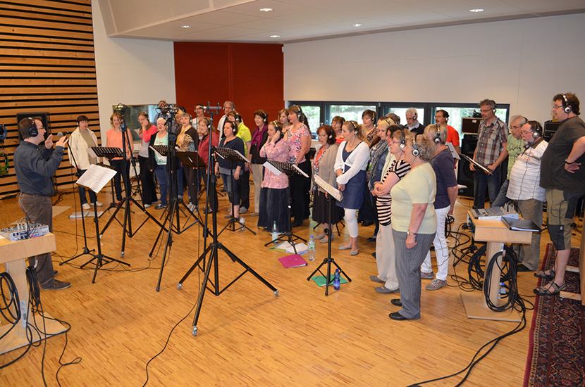 Matthias Lange mit dem Chor der Cadolzburger Burgfestspiele im Streetlife Studio